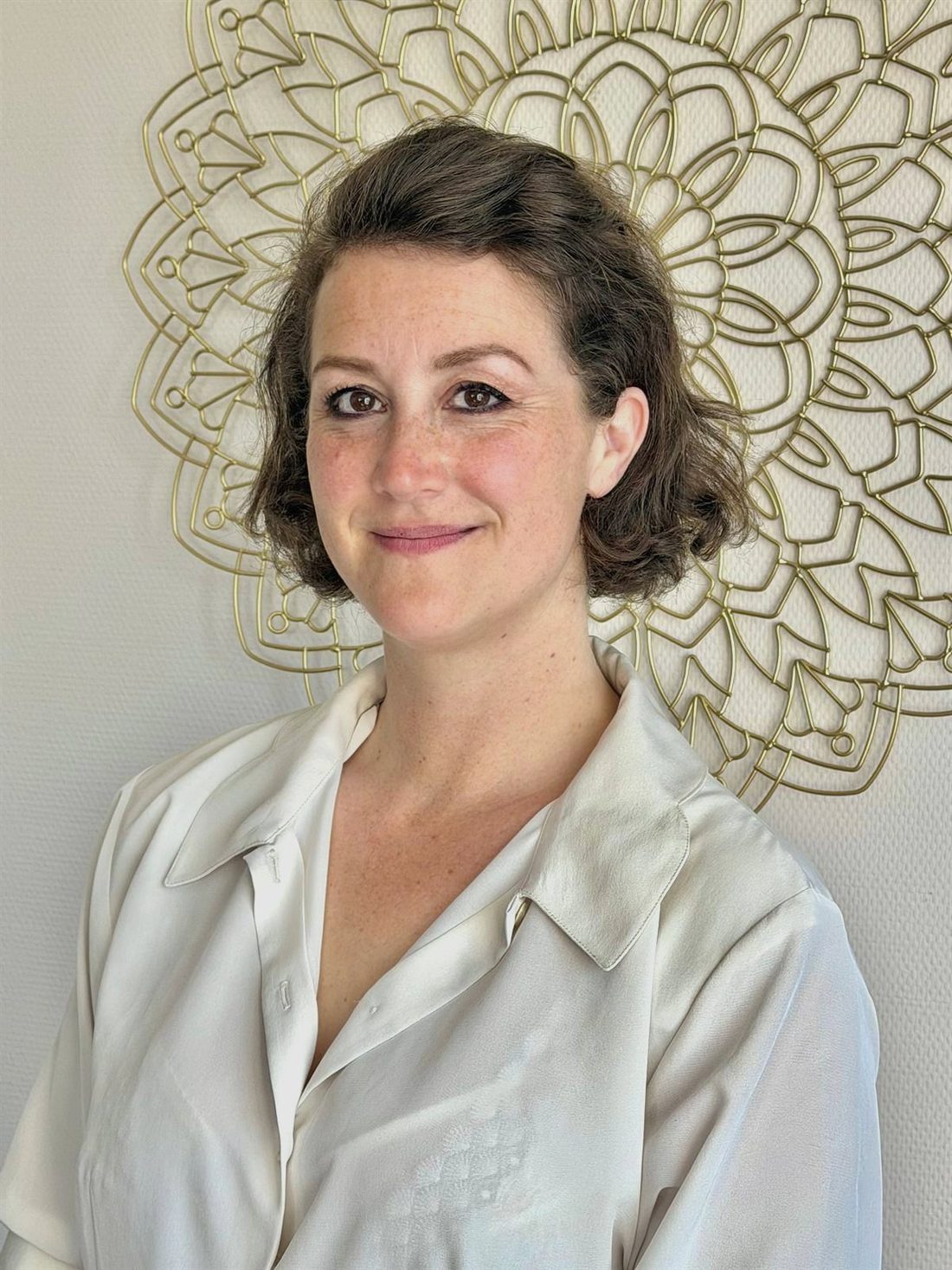 Portrait d’Anaïs Leneau, psychopraticienne titulaire du Certificat Européen de Psychothérapie et sophrologue certifiée RNCP, fondatrice du dispositif social Accès Psy UK