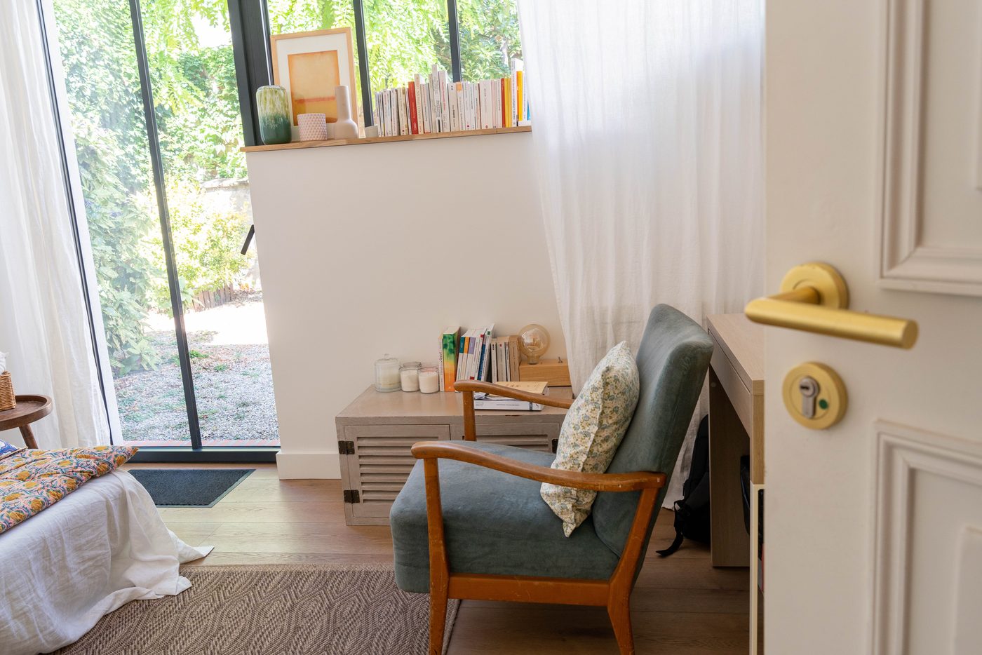 La porte entrouverte du cabinet d’Anaïs Leneau, un fauteuil en bois clair et une grande baie vitrée ouverte sur le jardin : le cadre calme d’où se mènent les séances d’Accès Psy UK