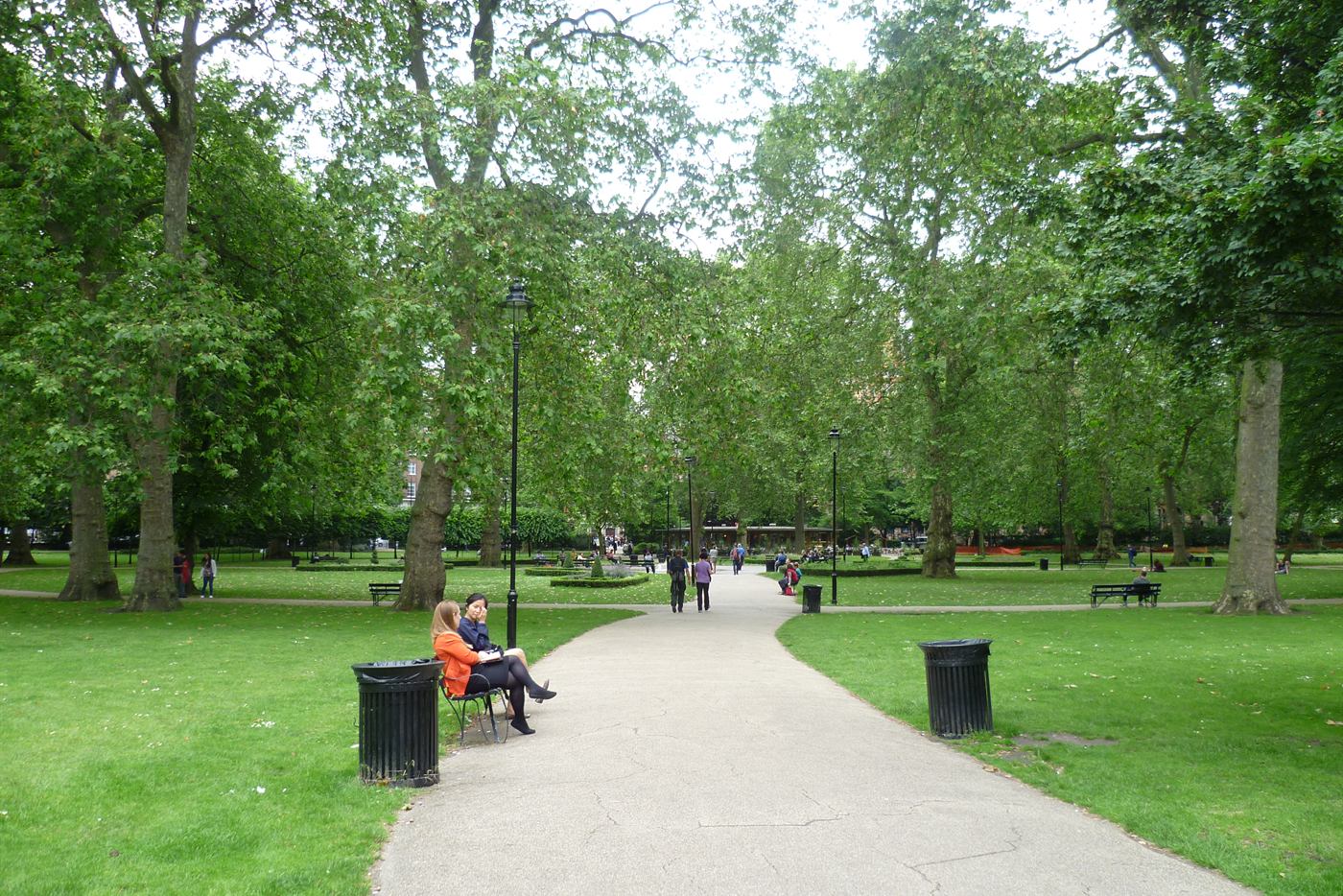 Allée bordée de platanes et pelouses de Russell Square, dans le quartier londonien de Bloomsbury, où la pratique d’Anaïs Leneau s’est construite.